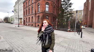 पब्लिक पिकअप: सुंदर मुलगी आयफोनसाठी चोदते आणि तिच्या मांजरीमध्ये कम येते. क्लिओमॉडेल